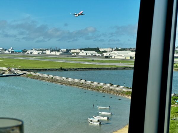 ラウンジから飛行機