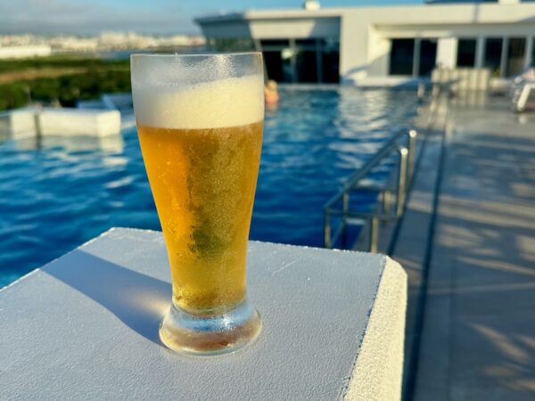 ビールとプール