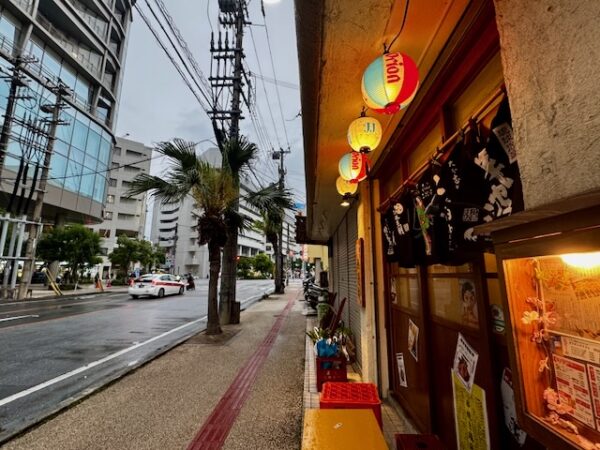 店の前