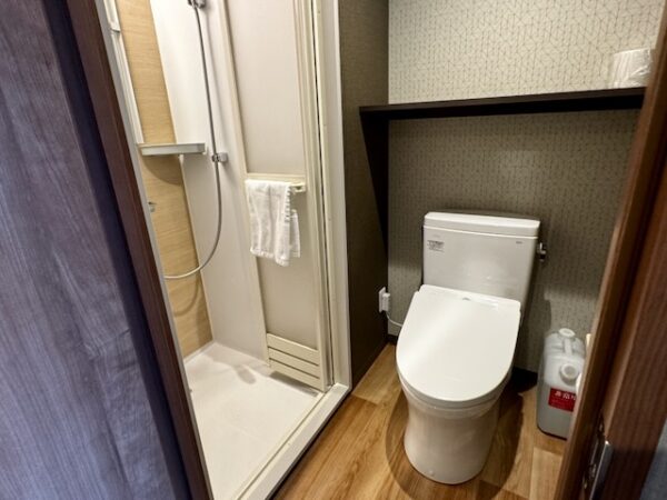 トイレとシャワーブース
