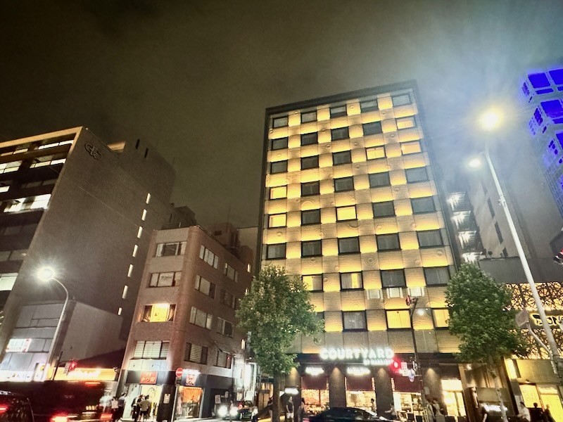 夜の外観