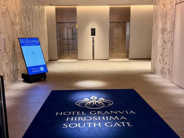 2階エントランスエレベーターホール