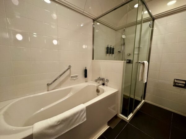 バスタブとシャワーブース