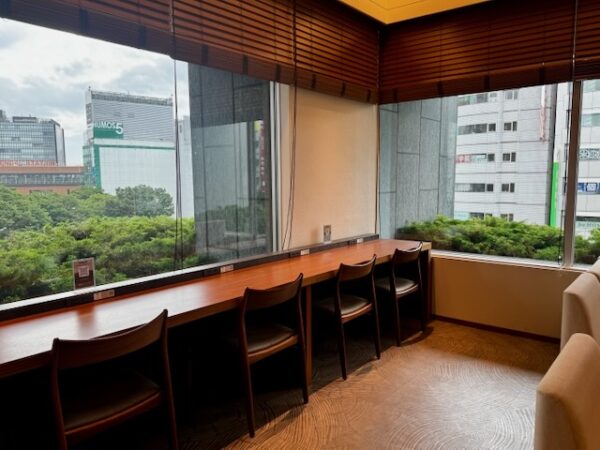 窓際カウンター席