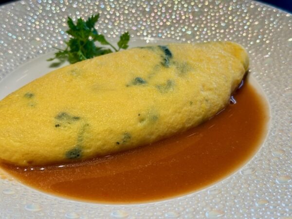 ボルディエバターとほうれん草とチーズのオムレツビスクソース