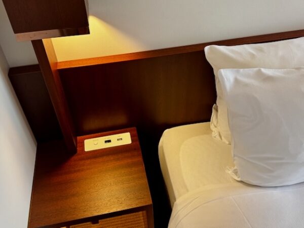 ナイトテーブル