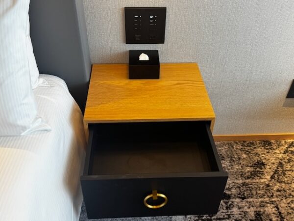 ナイトテーブル