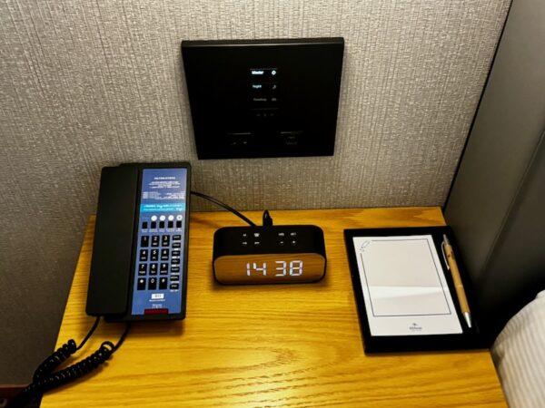 ナイトテーブル