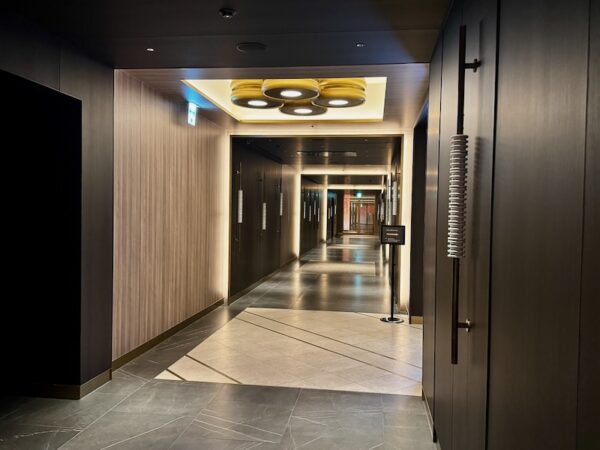 1階エレベーターホール前