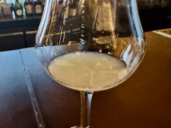 水を入れると濁る