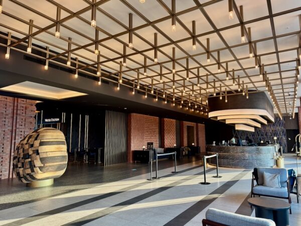 晴れた日の朝のロビー