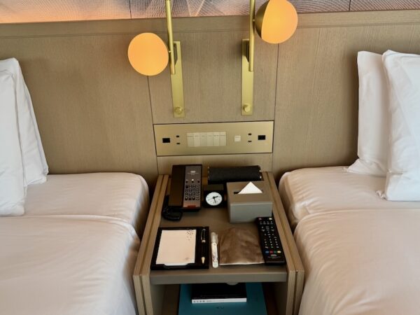 ナイトテーブル