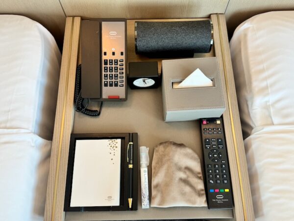 ナイトテーブルの上