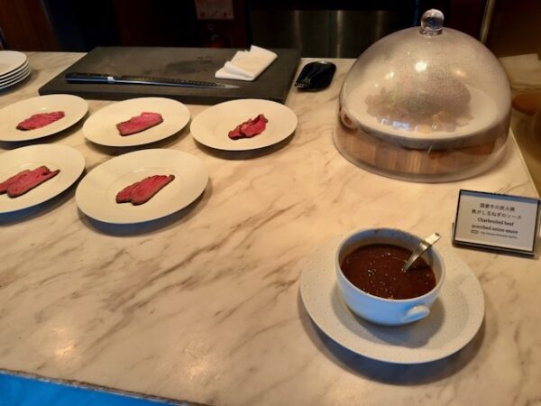 国産牛の炭火焼き焦がし玉ねぎのソース