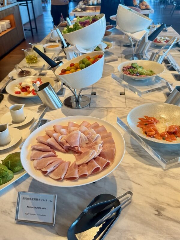 真ん中のビュッフェ台