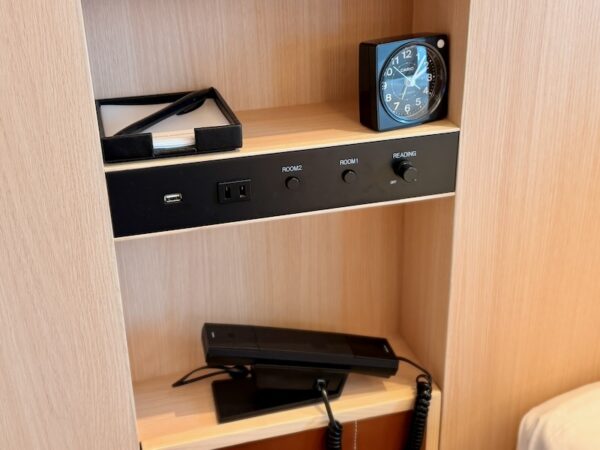 ナイトテーブル