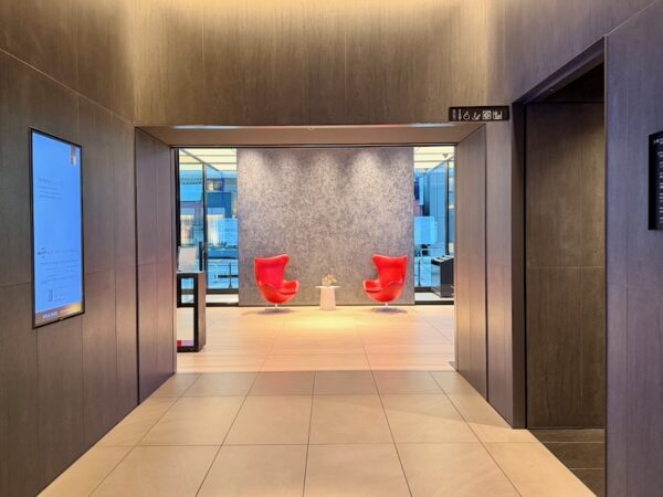 エレベーターホールからエントランス方面