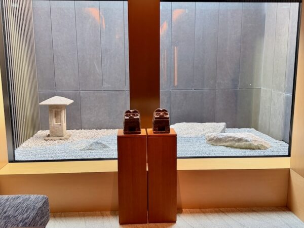 ラウンジ入口前