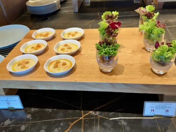 ベビーリーフとグリルチキンのシーザーサラダ