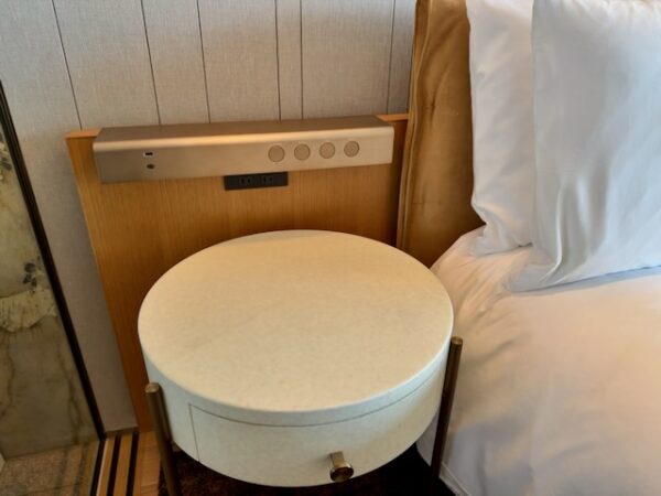 テーブルとスイッチ左