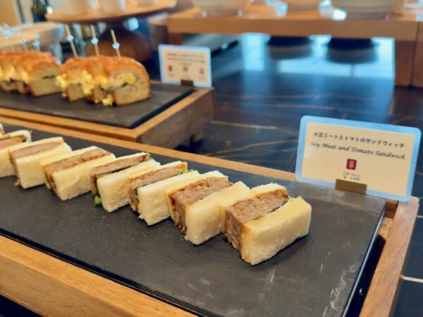 大豆ミートとトマトのサンドウィッチ