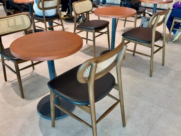 ラウンジ内客席