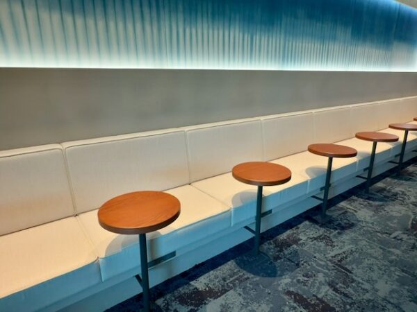 ラウンジ内客席