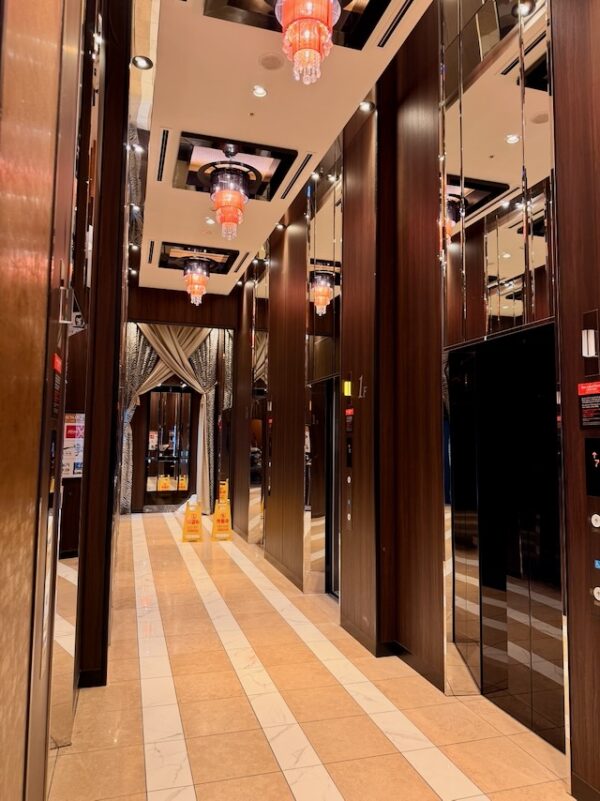 1階エレベーターホール