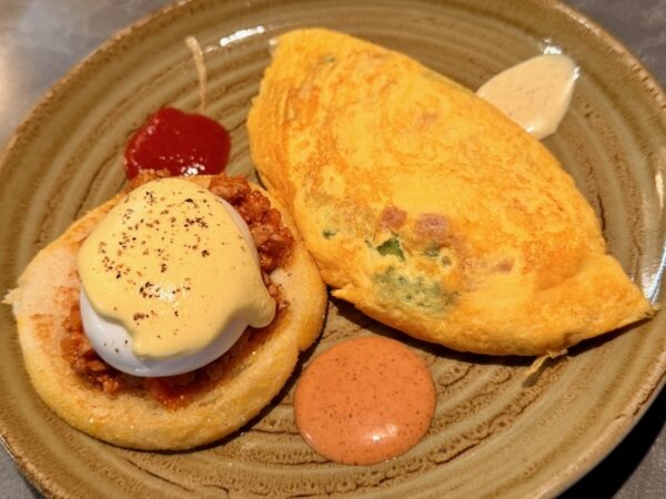 エッグベネディクトとオムレツ