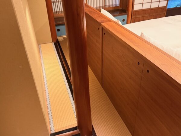 ヘッドボード裏