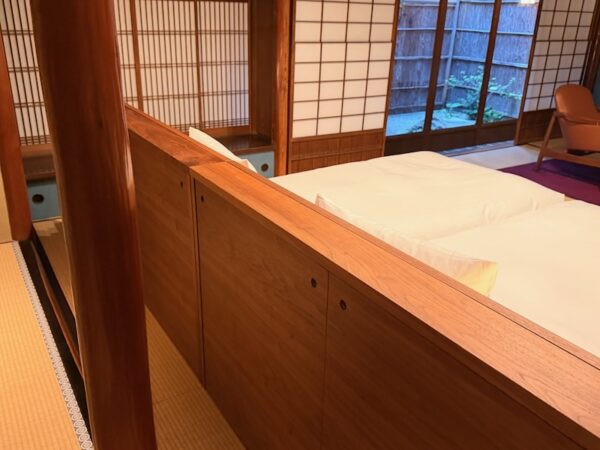 ヘッドボード裏